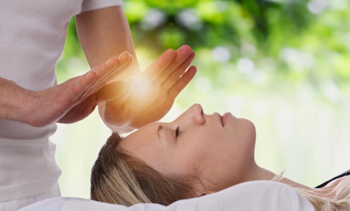 Le Reiki : l'apposition des mains et la transmission d'energies